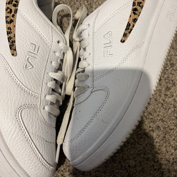 FILA WOMENS WHITE WITH CHEETAH STIP ON SIDE SZ 7M - Picture 6 of 7